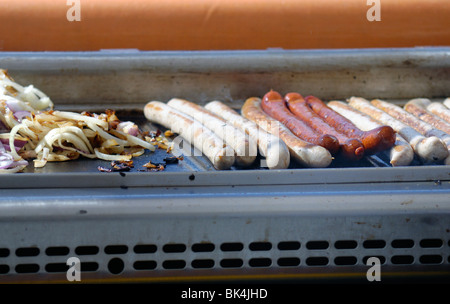 Verschiedene Arten von Wurst auf dem Grill Stockfoto