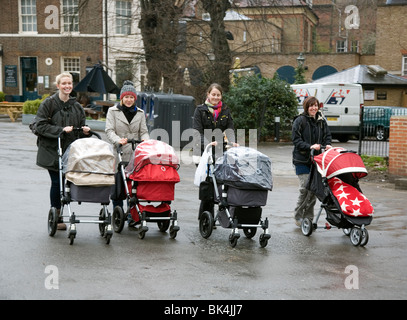 Vier Mütter schieben Kinderwagen in Clapham Stockfoto