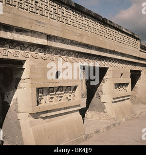 Eingänge in der Halle der Spalten auf dem historischen Gelände der Milta, Mexiko Stockfoto