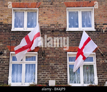 Zwei Saint George Flags fliegen vor der Kneipe Stockfoto