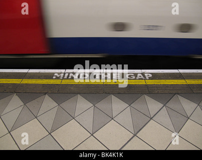 Achtung, Zwischenraum geschrieben am Plattform an Bank Station auf London unterirdisch Stockfoto