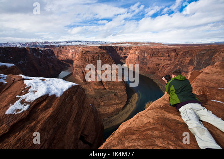 Der Horseshoe Bend und Colorado River, in der Nähe von Page, Arizona. Fotograf am Rand der Klippe. Stockfoto