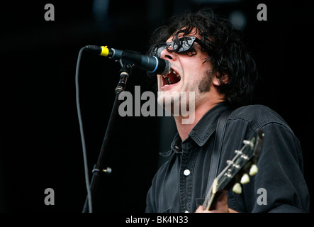 Peter Hayes von Black Rebel Motorcycle Club führt während eines Konzerts. Stockfoto