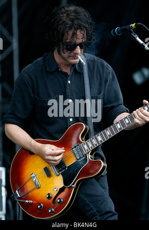 Peter Hayes von Black Rebel Motorcycle Club führt während eines Konzerts. Stockfoto