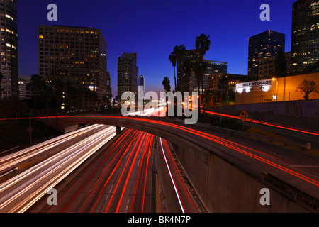 Timelapse Bild des Los Angeles Freeway in der Nacht mit herrlichem blauen Himmel Stockfoto