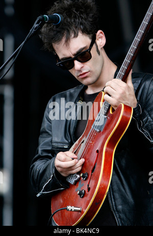 Robert wurde von Black Rebel Motorcycle Club führt während eines Konzerts. Stockfoto