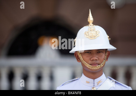 Eine Wache vor der Chakri-Mahaprasad-Halle in der König von Thailand Royal Grand Palace in Bangkok. Stockfoto