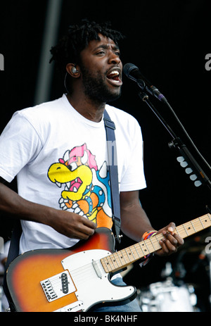 Kele Okereke von Bloc Party führt während eines Konzerts. Stockfoto