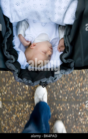 Neugeborene / neugeborenes Baby im Kinderwagen geschoben / push Stuhl. Stockfoto