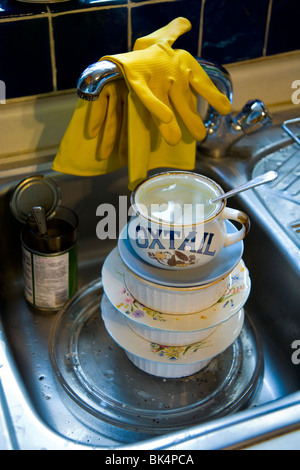 Spüle mit einem Haufen von schmutzigen Abwasch und Geschirr gewaschen werden. Stockfoto