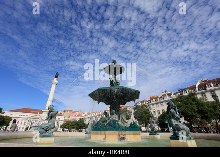 Die Praça Don Pedro IV auf dem Rossio-Platz mit dem Nationaltheater Stockfoto