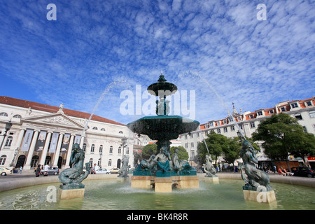 Die Praça Don Pedro IV auf dem Rossio-Platz mit dem Nationaltheater Stockfoto