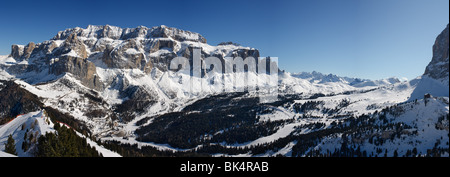 Panorama-Bild der Dolomiten im Winter, Italien, Gruppo Sella, Passo Sella, Langkofel, Ciampinoi Stockfoto