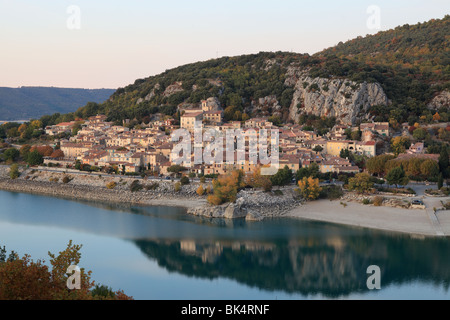 Das Dorf Bauduen Blick auf den See von Sainte Croix in den Verdon-Nationalpark. Stockfoto