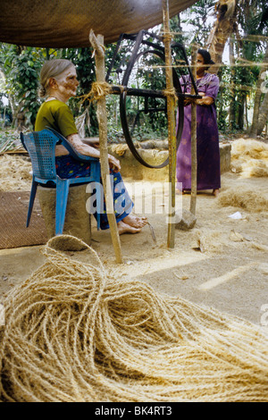 Frau, Seil mit Coco Faser genannt "Kokos" auf traditionelle Weise in einem Backwaters-Dorf Stockfoto