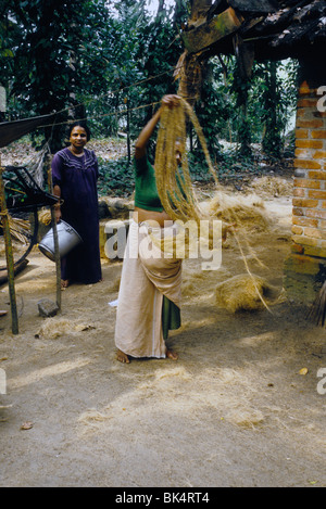 Frau, Seil mit Coco Faser genannt "Kokos" auf traditionelle Weise in einem Backwaters-Dorf Stockfoto