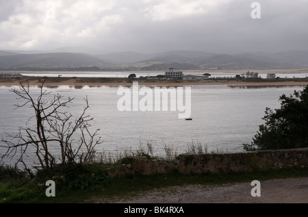 Club Nautico und die alten Segeln Schule von Laredo, Blick von der Stadt von Santona, Cantabria, Spanien, Stockfoto