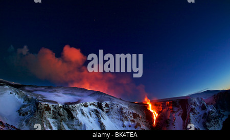 Vulkanische Eruption Islan 2010 begann ein Vulkan Ausbruch am Fimmvörðuháls auf der südlichen Küste von Island im März 2010. Stockfoto