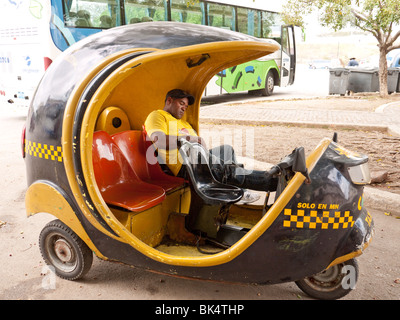 Coco-Taxis in der Altstadt von Havanna, Havanna, Kuba Stockfoto