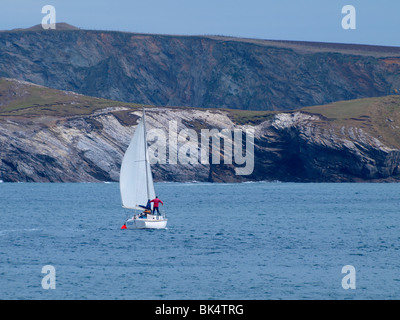 Yacht vor der Küste von Cornwall, in der Nähe von Newquay Stockfoto