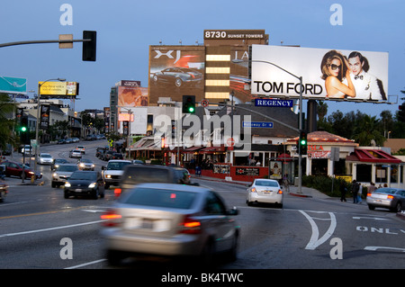 Der Sunset Strip und Plakaten in der Abenddämmerung in West Hollywood, Kalifornien Stockfoto