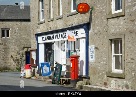 Dorfladen und Post Office, Clapham, Yorkshire Dales National Park, North Yorkshire, England UK Stockfoto