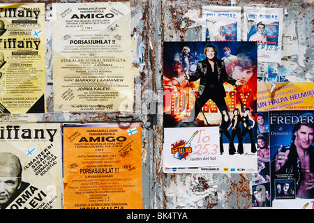 Fliegen Sie mit Plakaten Stahltür in Spanien Stockfoto