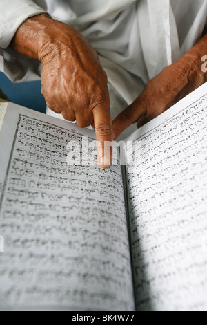 Koran lesen, Bhaktapur, Nepal, Asien Stockfoto