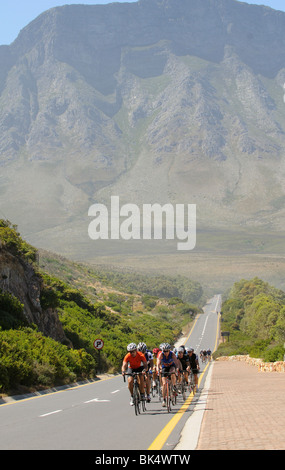 Radfahrer auf der R44 genannt eine Panoramastraße entlang der Garden Route Clarence Drive in der Nähe von Kogel Bay Western Cape Südafrika Stockfoto