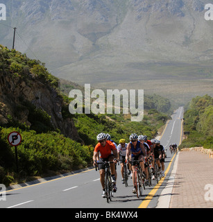 Radfahrer auf der R44 genannt eine Panoramastraße entlang der Garden Route Clarence Drive in der Nähe von Kogel Bay Western Cape Südafrika Stockfoto