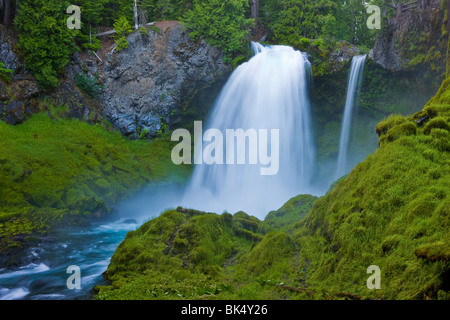 SAHALIE FALLS, OREGON, USA - Sahalie fällt auf das Quellgebiet des Flusses McKenzie, im Willamette National Forest. Stockfoto