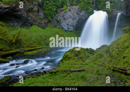 SAHALIE FALLS, OREGON, USA - Sahalie fällt auf das Quellgebiet des Flusses McKenzie, im Willamette National Forest. Stockfoto