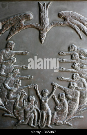 Skulptur, darstellen von Pfingsten an der Tür der Basilika der Verkündigung, Nazareth, Galiläa, Israel, Nahost Stockfoto