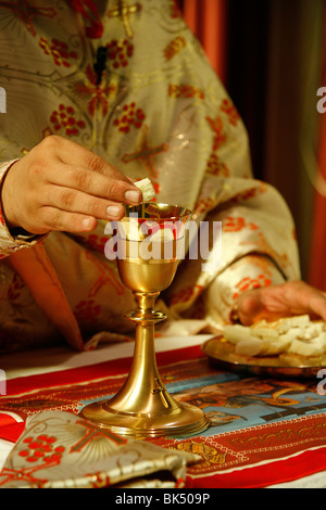 Melkitischen Priester feiert die Messe, Nazareth, Galiläa, Israel, Nahost Stockfoto