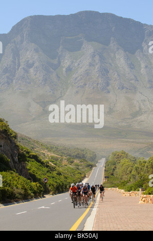 Radfahrer auf der R44 genannt eine Panoramastraße entlang der Garden Route Clarence Drive in der Nähe von Kogel Bay Western Cape Südafrika Stockfoto