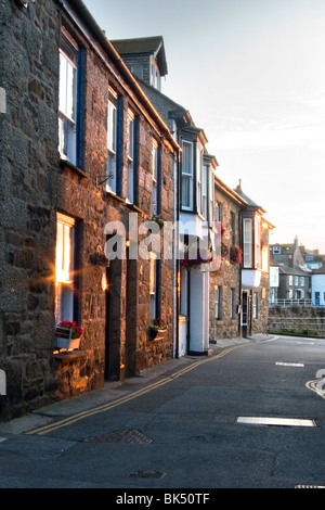 Am frühen Morgensonne in einem Fischerdorf, Mousehole, Cornwall Stockfoto