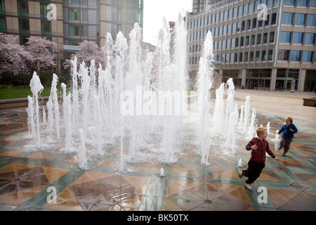 Kinder spielen in den Brunnen an der Sheffield Peace Gardens, UK Stockfoto