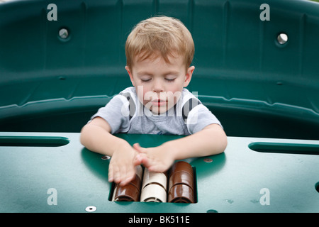 Jungen spielen mit Rollen Stockfoto