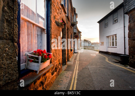 Am frühen Morgensonne in einem malerischen Fischerdorf, Mousehole, Cornwall Stockfoto