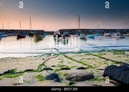 Angelboote/Fischerboote im Morgengrauen in Mousehole Hafen, Cornwall Stockfoto