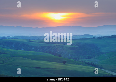 Sonnenuntergang über Landschaft, Montecontieri, Asciano, Toskana, Italien Stockfoto