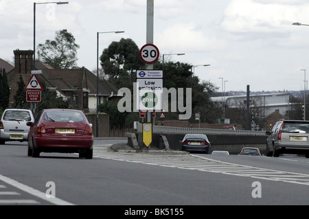 Zur Vermeidung von Londoner Umweltzone auf A3 in der Nähe von New Malden, London, England zu verlassen Stockfoto