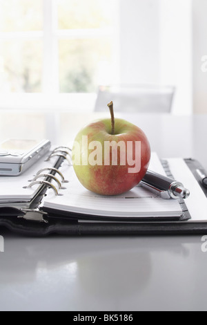 Apfel auf Terminkalender Stockfoto