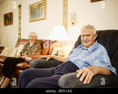 Älteres Ehepaar im Seniorenheim Stockfoto