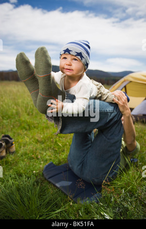 Baby und Vater spielen am Campingplatz, Steamboat Springs, Routt County, Colorado, USA Stockfoto