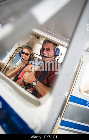 Paar Vorbereitungen für einen Flug in einem kleinen einmotorigen Flugzeug, in der Nähe von Steamboat Springs, Routt County, Colorado, USA Stockfoto