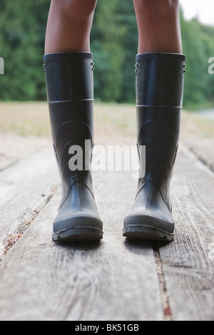 Nahaufnahme der Frau tragen Gummistiefel auf Dock, in der Nähe von Portland, Oregon, USA Stockfoto