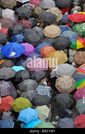 Pilger im Regen warten auf Papst Benedict XVI an Lourdes Hautes Pyrenäen, Frankreich, Europa Stockfoto