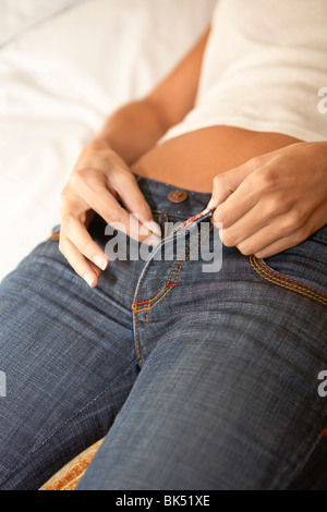 Frau Hose Reißverschluß Stockfoto