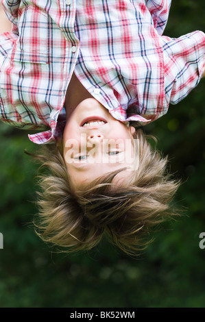 Junge kopfüber hängend Stockfoto